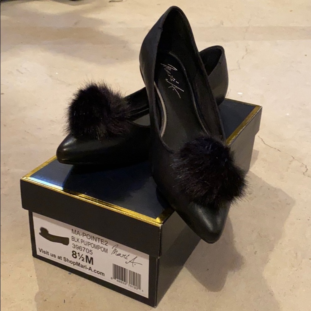 Women’s black shoes with fur Pom
